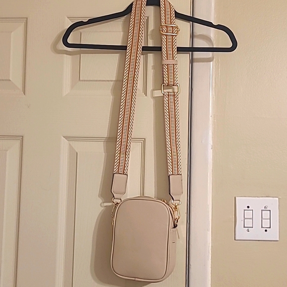 Stylish Cream Crossbody Bag - Picture 3 of 7